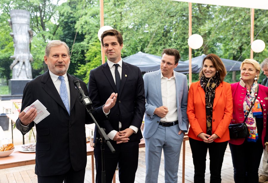 Von links: EU-Kommissar Johannes Hahn, Thomas Dermine (belgischer Staatssekretär für Konjunkturaufschwung und strategische Investitionen), Martin Rehrl (Metallkünstler), Europaministerin Karoline Edtstadler, Marlies Muhr (Marlies Muhr Immobilien), Fotonachweis: Jennifer Jacquemart