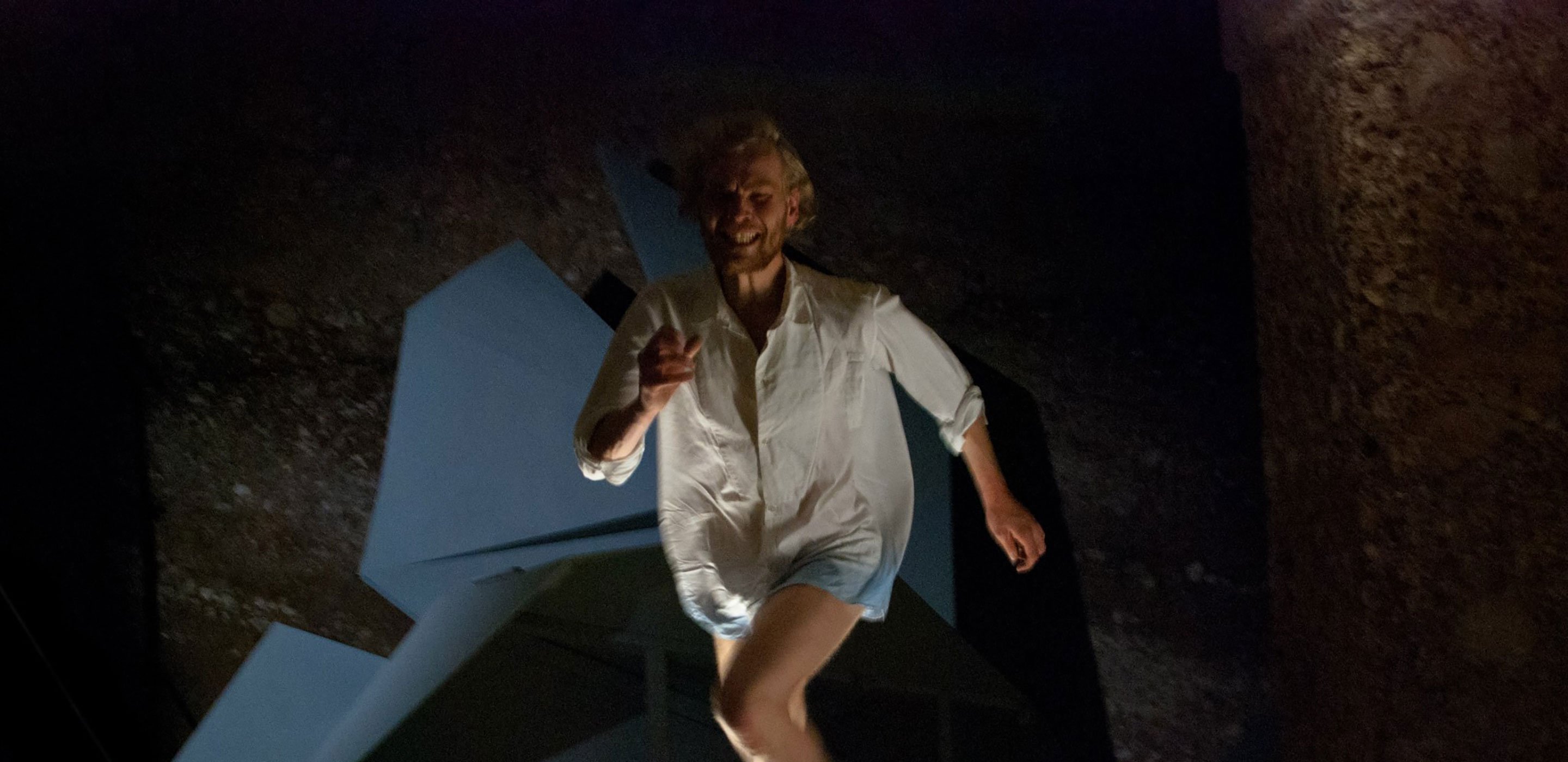 Kunstprojekt Ben Pascal <br>Theaterperformance «Aufzeichnungen aus dem Kellerloch»