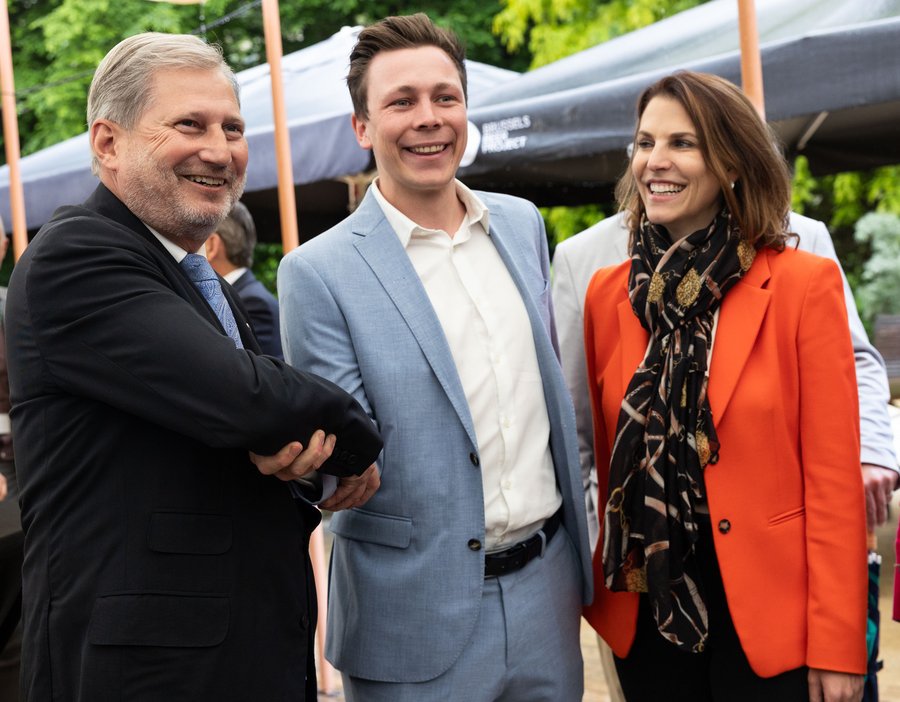 Von links: EU-Kommissar Johannes Hahn, Metallkünstler Martin Rehrl, Europaministerin Karoline Eststadler, Fotonachweis: Jennifer Jacquemart
