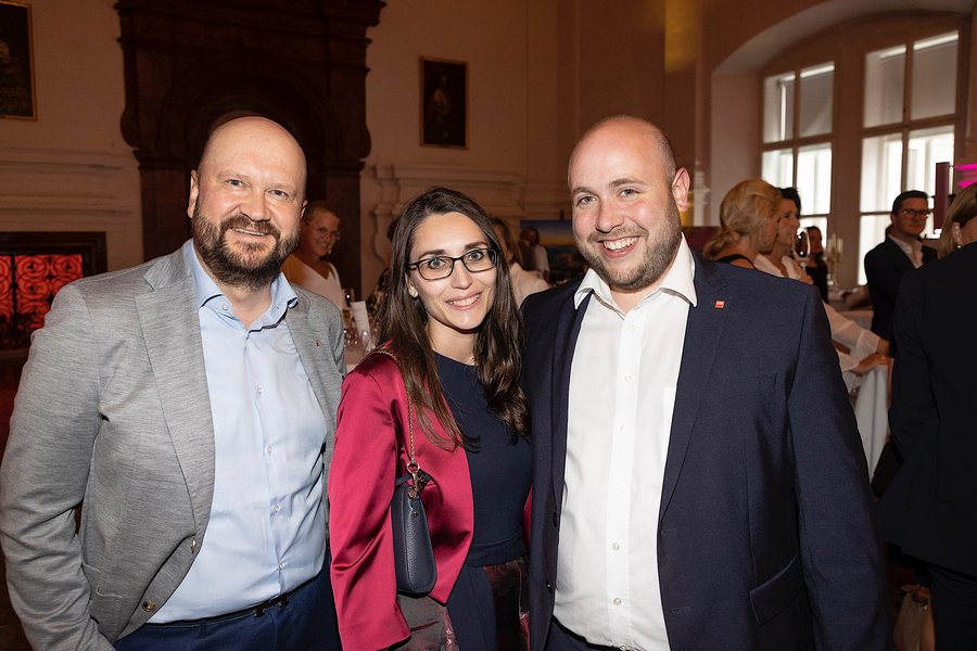 Peter Mitgutsch, Eva-Maria Buchsteiner (Ernst & Young) mit Florian Kainzbauer (Kainzbauer GmbH)