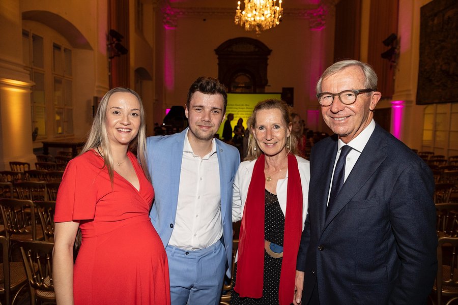 Landeshauptmann Wilfried Haslauer mit Davinia Renner-Sanchez, Christopher Woschitz, Evelyn Daxner-Ehgartner (Winterfest)