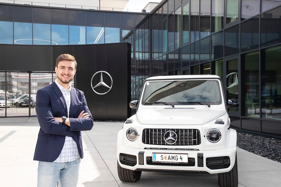 Jessie Kohn vor der neuen Mercedes-Benz Österreich Zentrale.