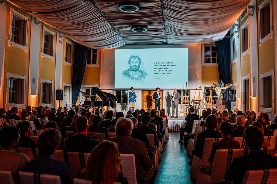 Maximilian Gössl (Gössl GmbH), Hermann Wonnebauer (Zürcher Kantonalbank Österreich AG), Dominique Schichtle (Moderator, Kunsthilfe Salzburg)