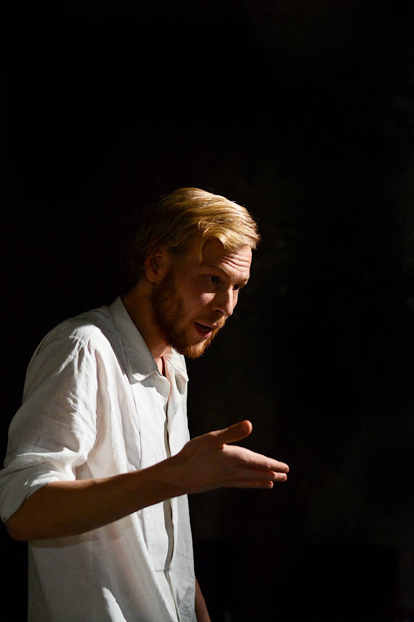 Kunstprojekt Ben Pascal Theaterperformance «Aufzeichnungen aus dem Kellerloch»
